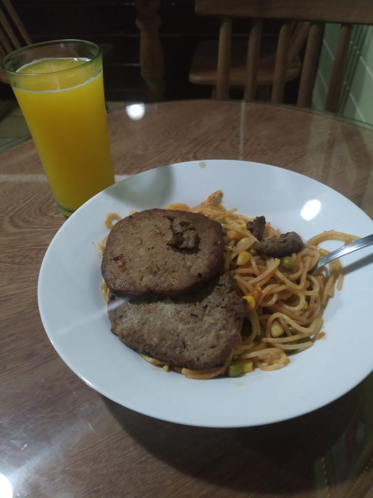 Cozinhando a própria comida na pousada para economizar