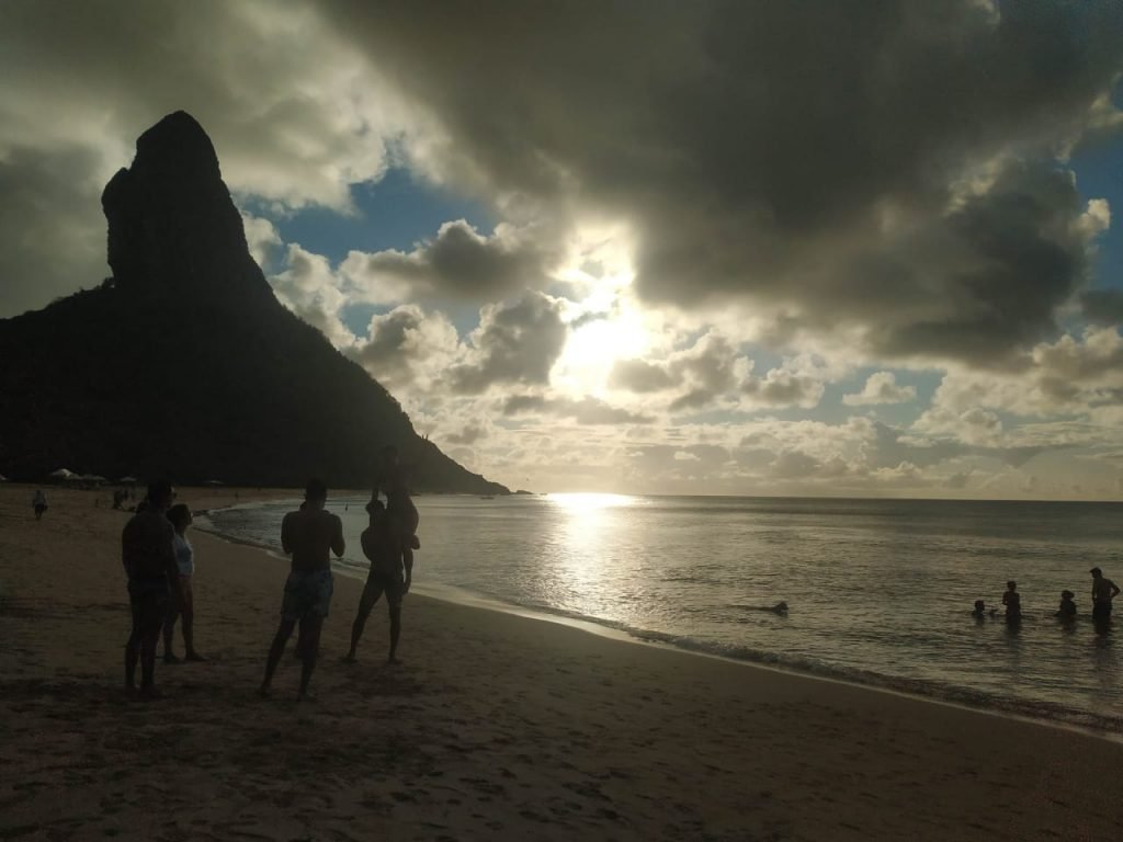 O entardecer na Praia da Conceição, entre o morro do pico e as nuvens