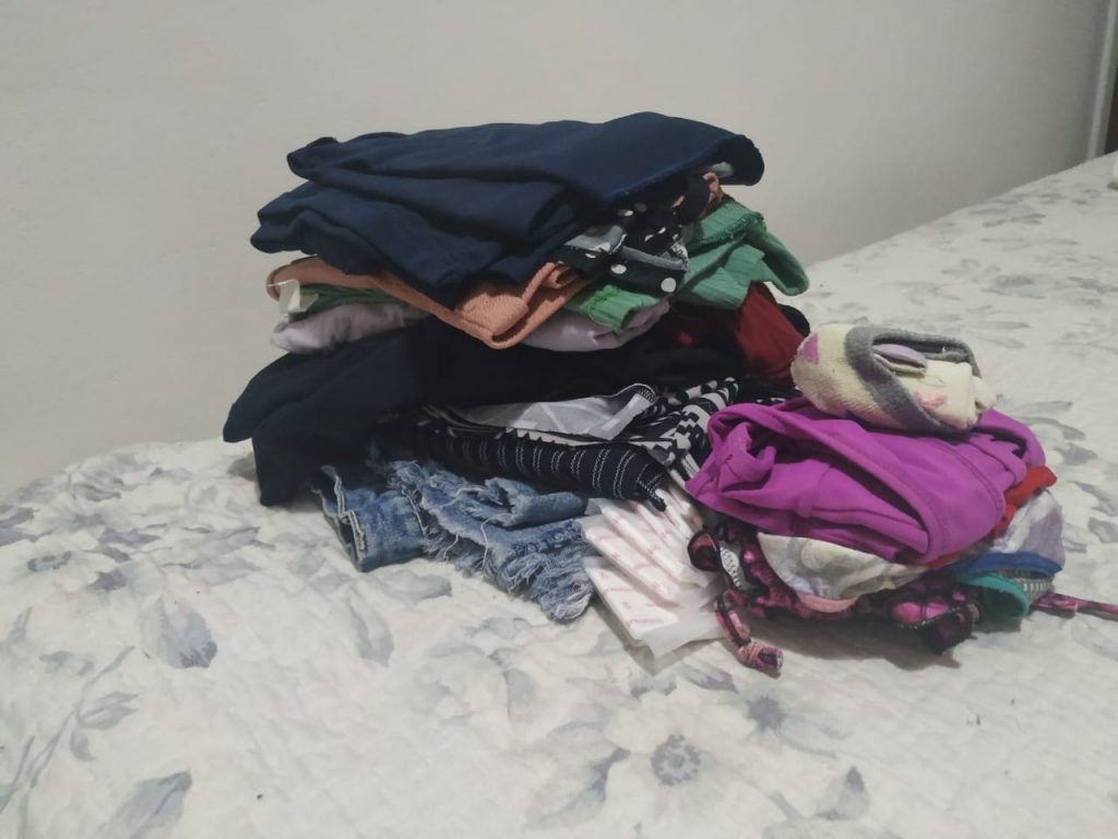 Separe suas roupas e organize-as em saco a vácuo e necssaires para ganhar espaço