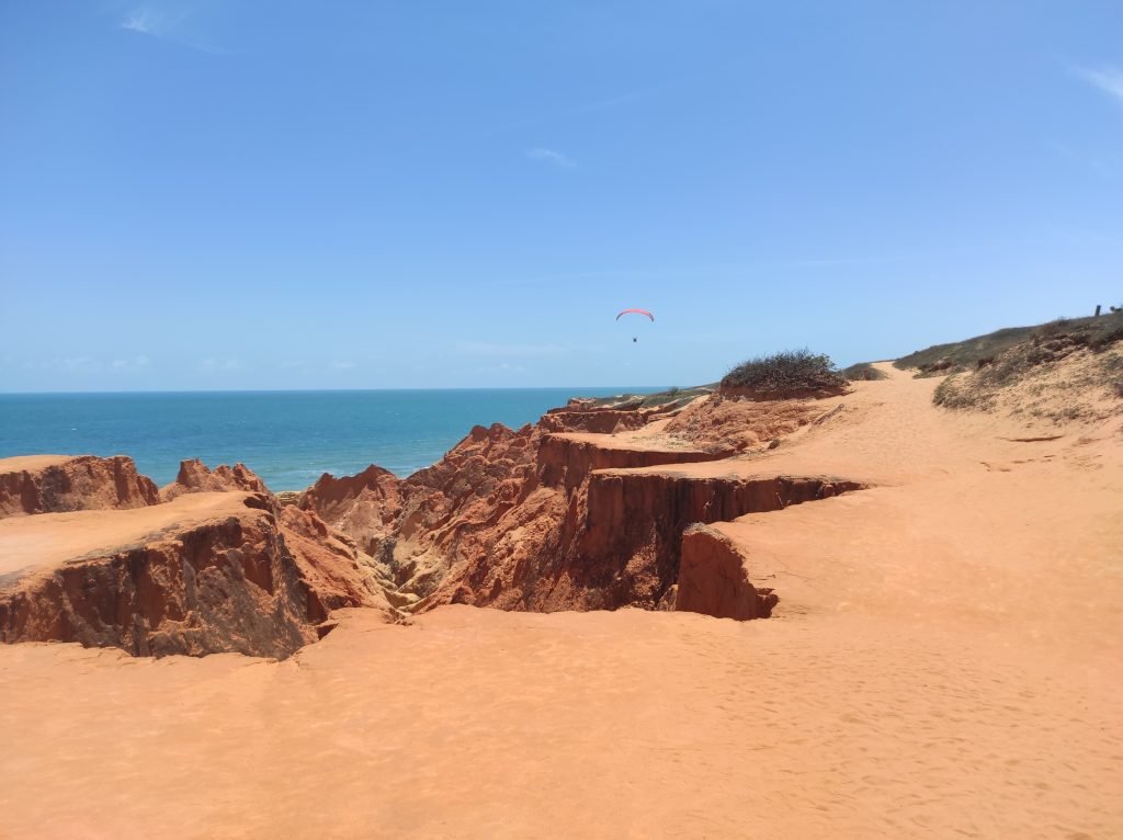 De buggy descemos no ponto inicial das falésias, onde fazemos a caminhada à pé com um guia