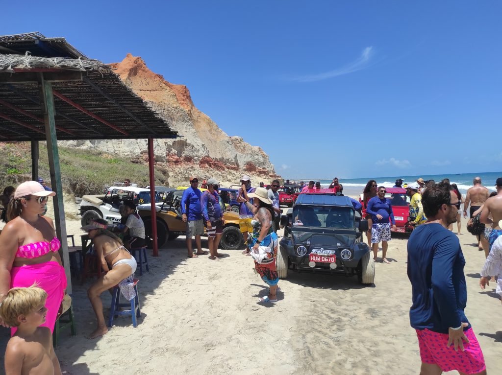 As descer das falésias, o buggy estará esperando já na praia para dar continuidade ao passeio