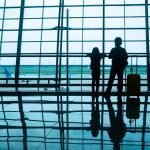 Menor viajando sozinho pode ser acompanhado até o embarque