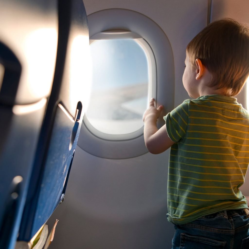 Vai viajar com criança? Confira como emitir a autorização eletrônica