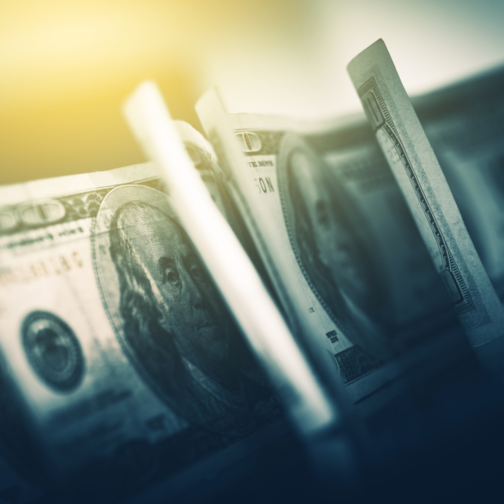 Queda histórica do dólar! É hora de comprar para levar na viagem?
