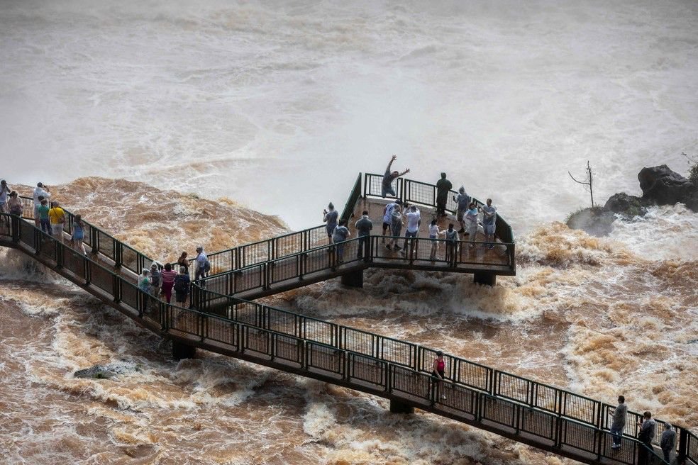 Volume de água leva à interdição das passarelas em Cataratas do Iguaçu. Entenda: